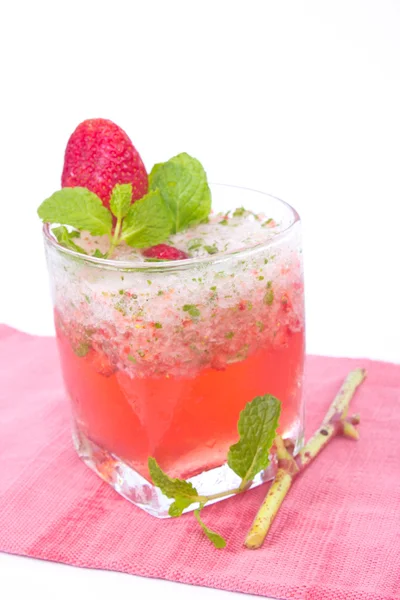 Strawberry cocktail with crushed ice — Stock Photo, Image