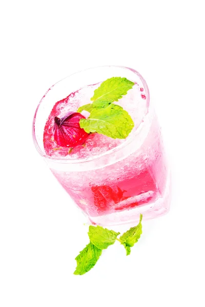 Erdbeer-Cocktail mit Crushed Ice — Stockfoto