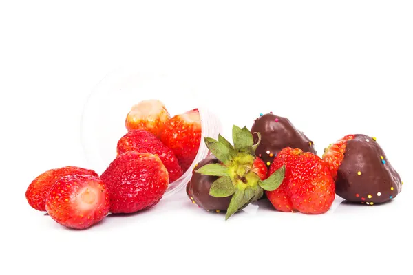 Erdbeeren isoliert auf weiß — Stockfoto