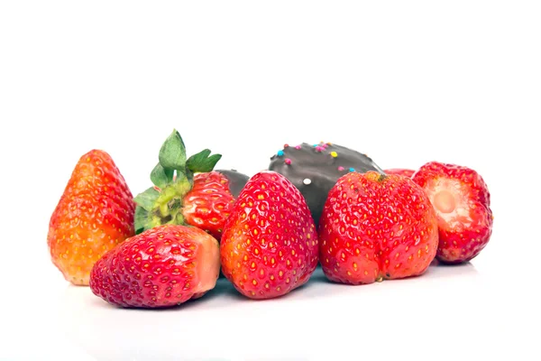 Erdbeeren isoliert auf weiß — Stockfoto