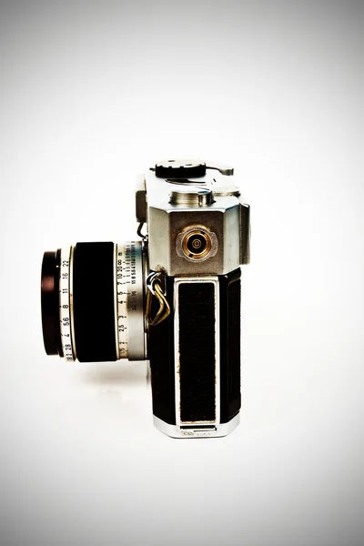 白い背景の上のレンズで古いフィルム カメラ — ストック写真