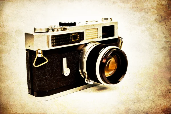 Старая кинокамера с объективом на белом фоне — стоковое фото