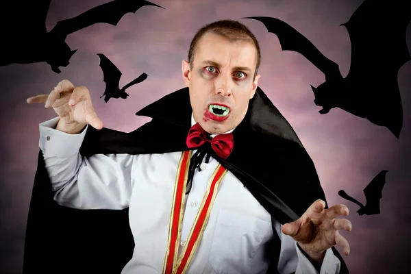 Portret van een man met graaf dracula stijl make-up. schot in een studio. — Stockfoto