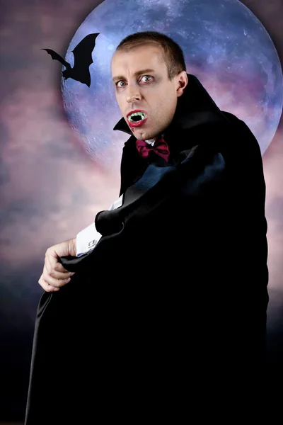 Kont Drakula tarzı makyaj ile bir adam portresi. bir stüdyoda çekim.