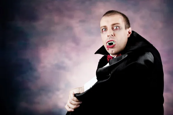 Portret van een man met graaf dracula stijl make-up. schot in een studio. — Stockfoto