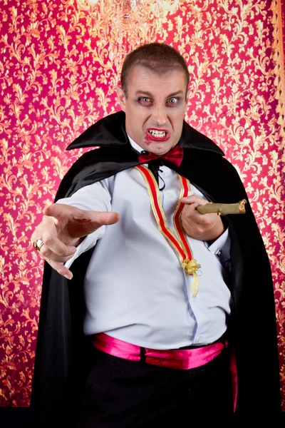 Portret van een man met graaf dracula stijl make-up. schot in een studio. — Stockfoto