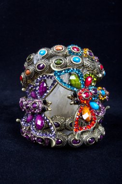 bir makale wris yıpranmış takı bilekliğim