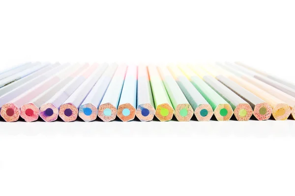 De nombreuses couleurs de crayons de couleur — Photo