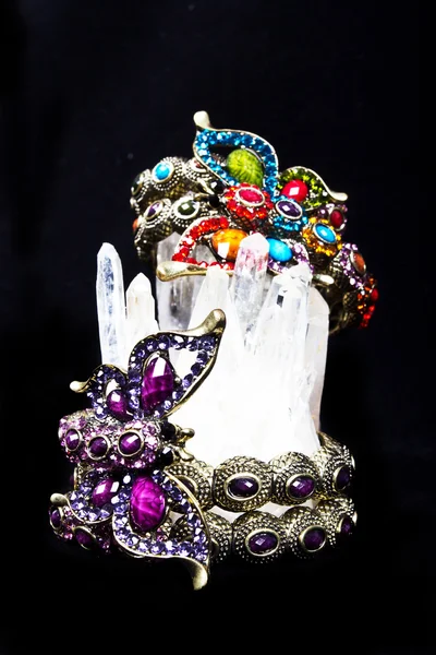 Una pulsera es un artículo de joyería que se usa alrededor de la ira —  Fotos de Stock