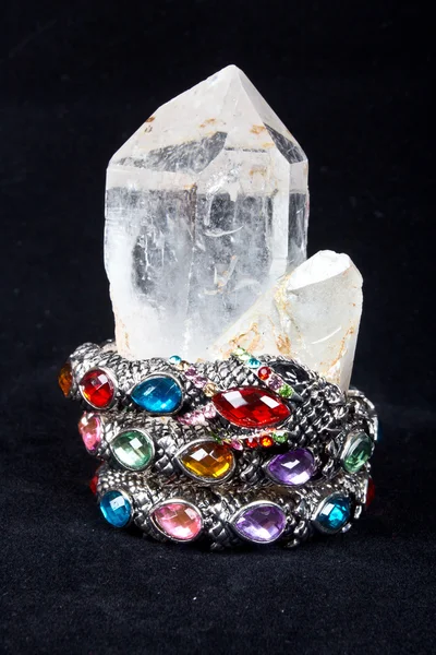 Un braccialetto è un articolo di gioielli che viene indossato intorno al polso — Foto Stock