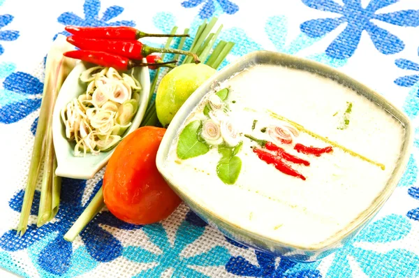 Soupe de poulet à la noix de coco aux champignons — Photo