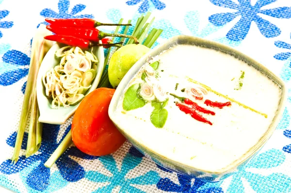 Sopa de pollo y coco con champiñones — Foto de Stock