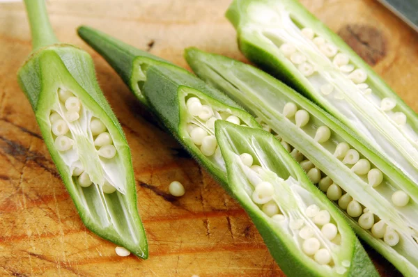 Okra är kokt och äts som grönsak eller används i rör-frites — Stockfoto