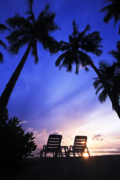 Strandstoelen op perfecte tropische zonsopgang Stockafbeelding