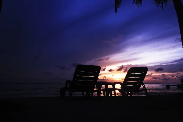 Strandstoelen op perfecte tropische zonsopgang Rechtenvrije Stockfoto's