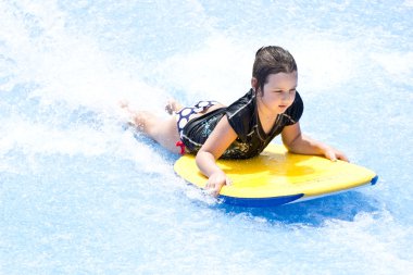 Phuket Tayland 16 Eylül: Tanımlanamayan sörfçü akışı RI üzerinde