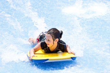 Phuket Tayland 16 Eylül: Tanımlanamayan sörfçü akışı RI üzerinde