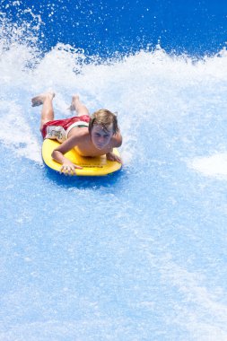 Phuket Tayland 16 Eylül: Tanımlanamayan sörfçü akışı RI üzerinde