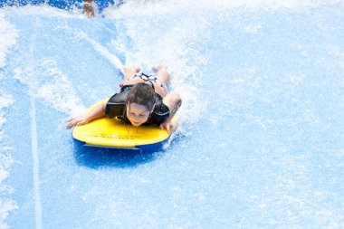 Phuket Tayland 16 Eylül: Tanımlanamayan sörfçü akışı RI üzerinde