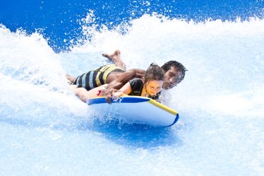 Phuket Tayland 16 Eylül: Tanımlanamayan sörfçü akışı RI üzerinde