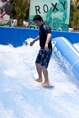 Phuket Tayland 16 Eylül: Tanımlanamayan sörfçü akışı RI üzerinde