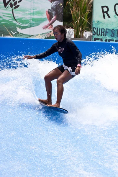 Phuket thailand september 16: unbekannter surfer auf dem fluss ri — Stockfoto