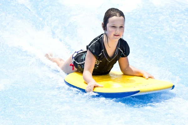 Phuket Thailand 16 September: Unidentified surfer op de Flow Ri — Stockfoto