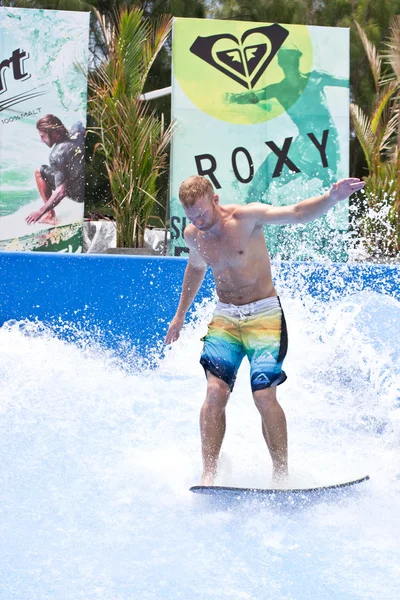 PHUKET THAILAND SETEMBRO 16: Surfista não identificado no Flow Ri — Fotografia de Stock