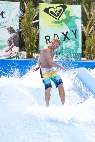 PHUKET THAILAND SETEMBRO 16: Surfista não identificado no Flow Ri — Fotografia de Stock