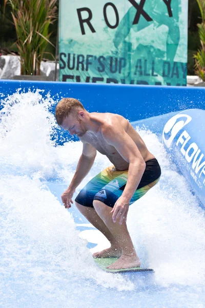 PHUKET THAILAND SETEMBRO 16: Surfista não identificado no Flow Ri — Fotografia de Stock