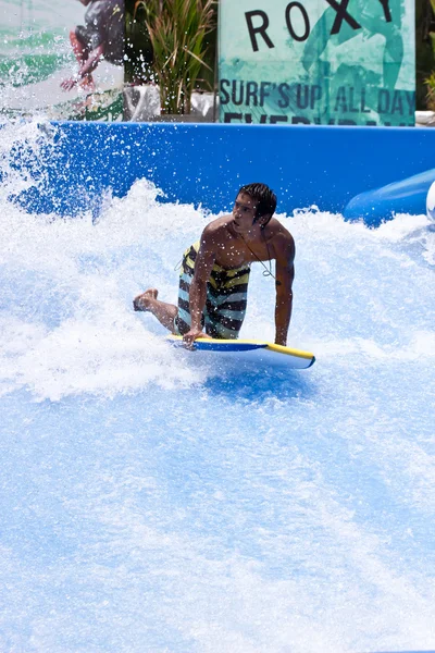 PHUKET THAILAND SEPTEMBER 16: Unidentified surfer on the Flow Ri — Stock Photo, Image