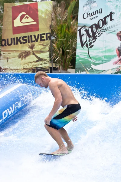Πουκέτ Ταϊλάνδη 16 Σεπτεμβρίου: Αγνώστων surfer σχετικά με η ροή Ri — Φωτογραφία Αρχείου