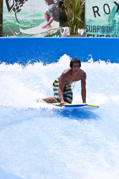 PHUKET THAILAND SEPTEMBER 16: Unidentified surfer on the Flow Ri — Stock Photo, Image