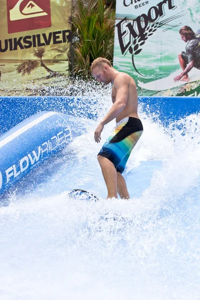 PHUKET THAILAND SETEMBRO 16: Surfista não identificado no Flow Ri — Fotografia de Stock