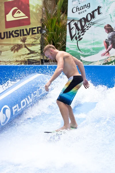 Phuket Thajsko 16. září: Neidentifikovaný surfař na toku Ri — Stock fotografie