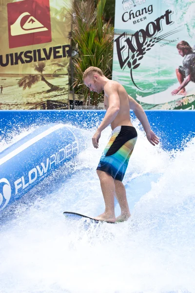 Phuket Thailand 16 September: Oidentifierade surfare på Flow Ri — Stockfoto