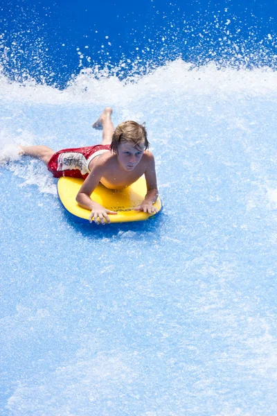 Phuket Thailand 16 September: Unidentified surfer op de Flow Ri — Stockfoto