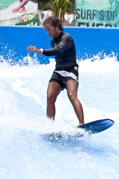 Phuket thailand september 16: unbekannter surfer auf dem fluss ri — Stockfoto