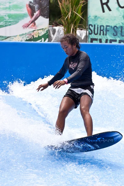 PHUKET THAILAND SEPTEMBER 16: Unidentified surfer on the Flow Ri — Stock Photo, Image