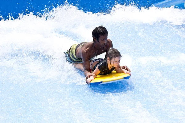 PHUKET THAILAND SETEMBRO 16: Surfista não identificado no Flow Ri — Fotografia de Stock