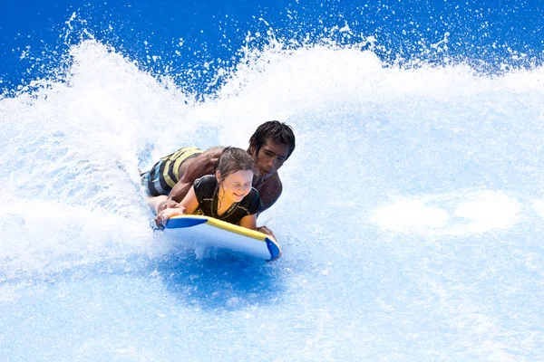 Phuket Thailand 16 September: Unidentified surfer op de Flow Ri — Stockfoto