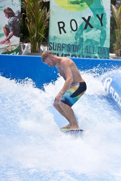 PHUKET THAILAND SEPTEMBER 16: Unidentified surfer on the Flow Ri — Stock Photo, Image