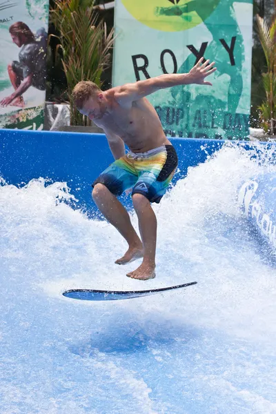 Phuket Thajsko 16. září: Neidentifikovaný surfař na toku Ri — Stock fotografie