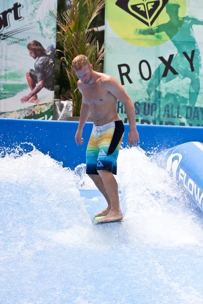 PHUKET THAILAND SETEMBRO 16: Surfista não identificado no Flow Ri — Fotografia de Stock