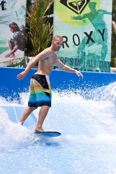 PHUKET THAILAND SETEMBRO 16: Surfista não identificado no Flow Ri — Fotografia de Stock