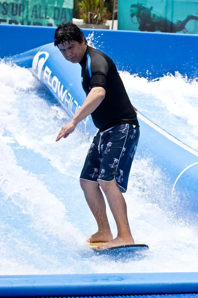 PHUKET THAÏLANDE 16 SEPTEMBRE : Surfeur non identifié sur le Flow Ri — Photo