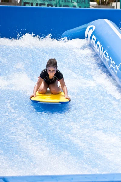 Phuket Thailand 16 September: Unidentified surfer op de Flow Ri — Stockfoto