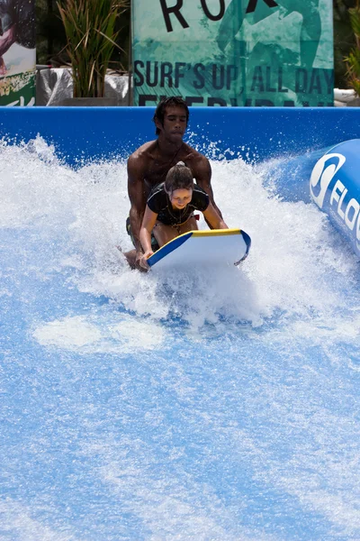 PHUKET THAILAND SETEMBRO 16: Surfista não identificado no Flow Ri — Fotografia de Stock