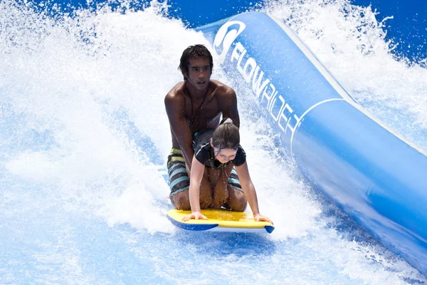 PHUKET TAILANDIA 16 DE SEPTIEMBRE: Surfista no identificado en el Flow Ri — Foto de Stock