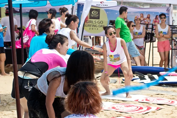 Kata beach phuket thailand - 6 september: oidentifierade andelar — Stockfoto